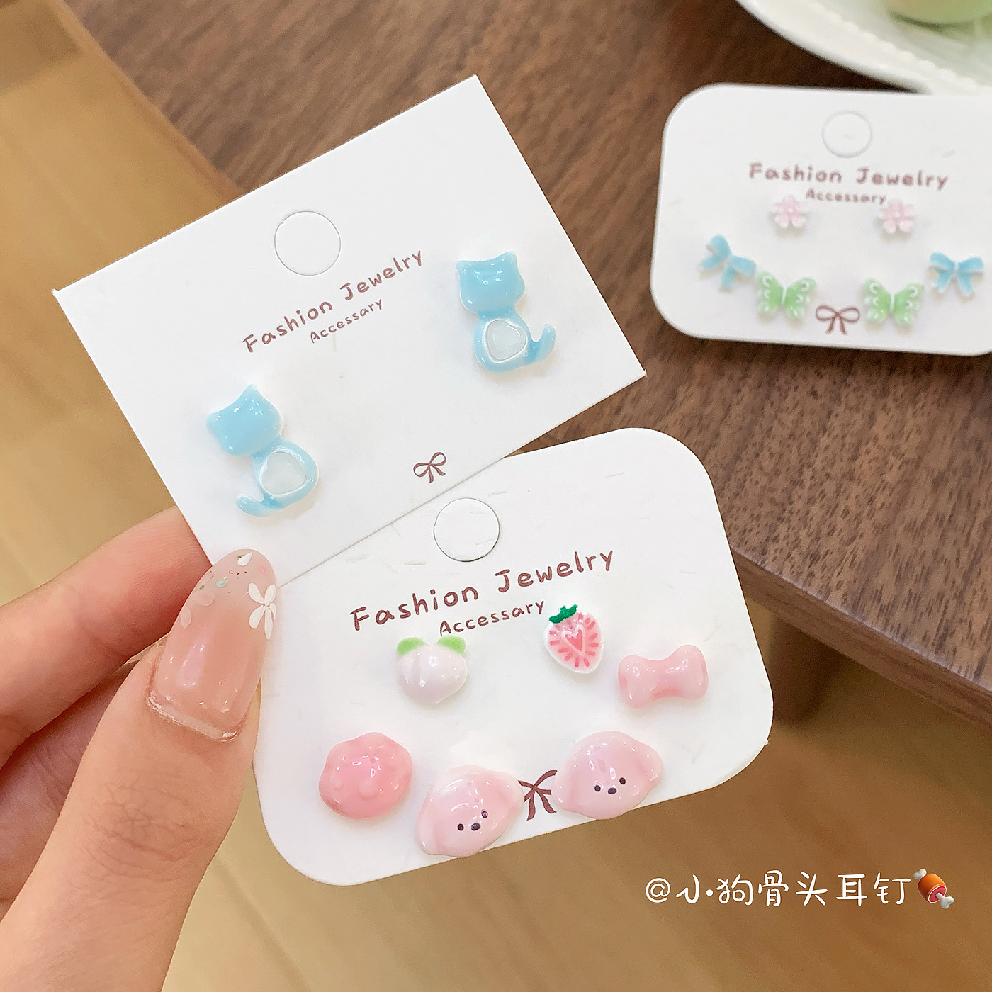 Cute cartoon candy-colored jelly oil-dripping cat and dog earrings, silver needles for girls, delicate, fresh and sweet student earrings Application Scenario