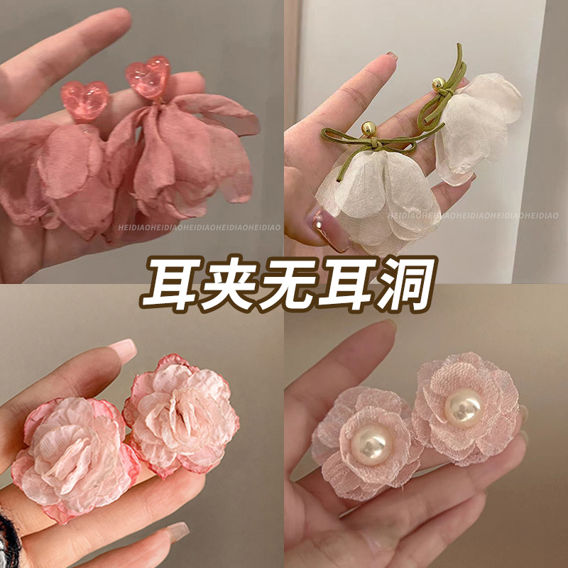 Dopamine flower ear clips, a new French niche design for women without ear holes, with a high-end feel. A best-selling ear accessory in 2025 full figure
