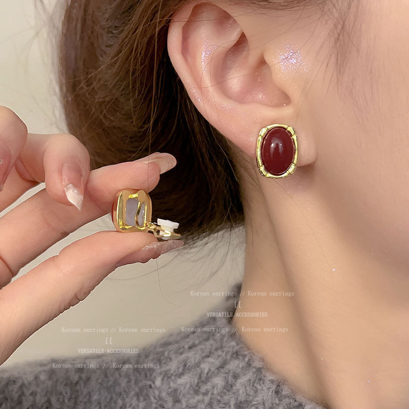 Retro Hong Kong-style Ankela red stud earrings for women, exuding a sense of high-end simplicity and elegance. 2024 new best-selling earrings full figure