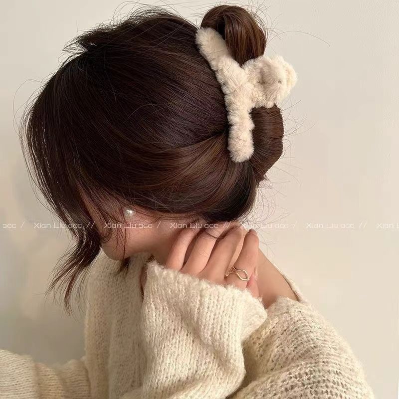 Autumn and winter bestsellers: Large plush hair clips for women, sweet and elegant. Fluffy hair clips with a large amount of hair and a hair clip at the back of the head Application Scenario