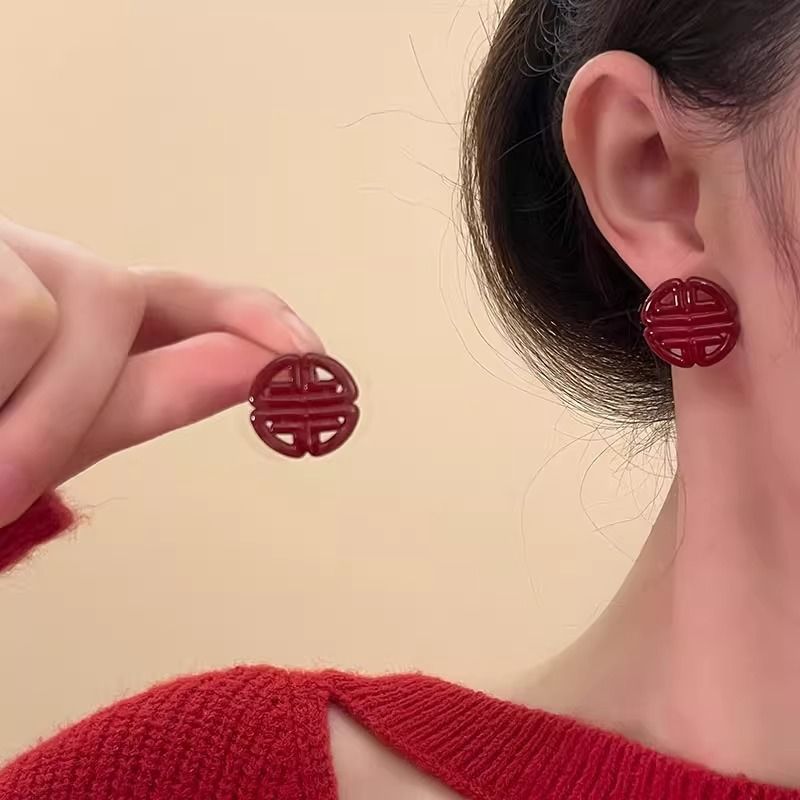 Red New Year stud earrings for women, retro, exquisite and high-end Hong Kong style earrings, niche style, 2025 new bestseller earrings Application Scenario