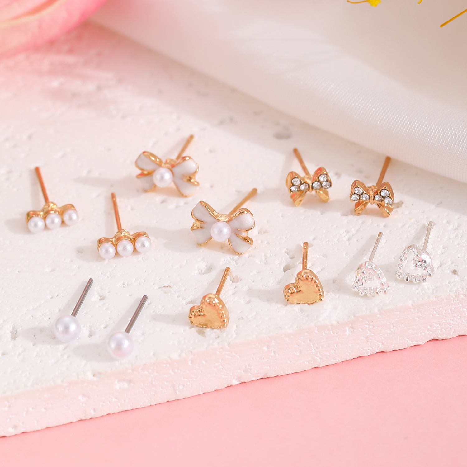 European and American minimalist pearl rhinestone bow heart-shaped stud earrings Sweet and simple, versatile stud set for girls Specification drawing
