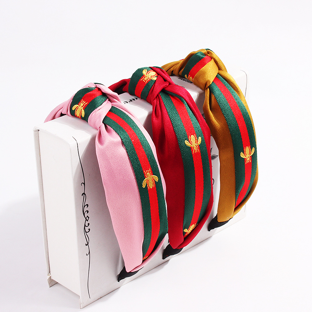 Qiyue Cross-border Bestseller's new versatile bee headband, wide-edge fabric knot headband, color headband E4 Application Scenario