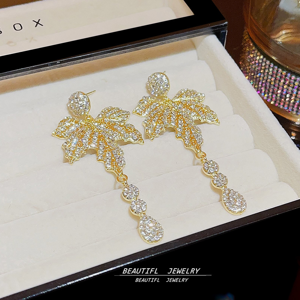 Wholesale of fashionable, long, elegant, and niche design maple leaf earrings with tassels, exuding a sense of sophistication and highlighting the face Application Scenario