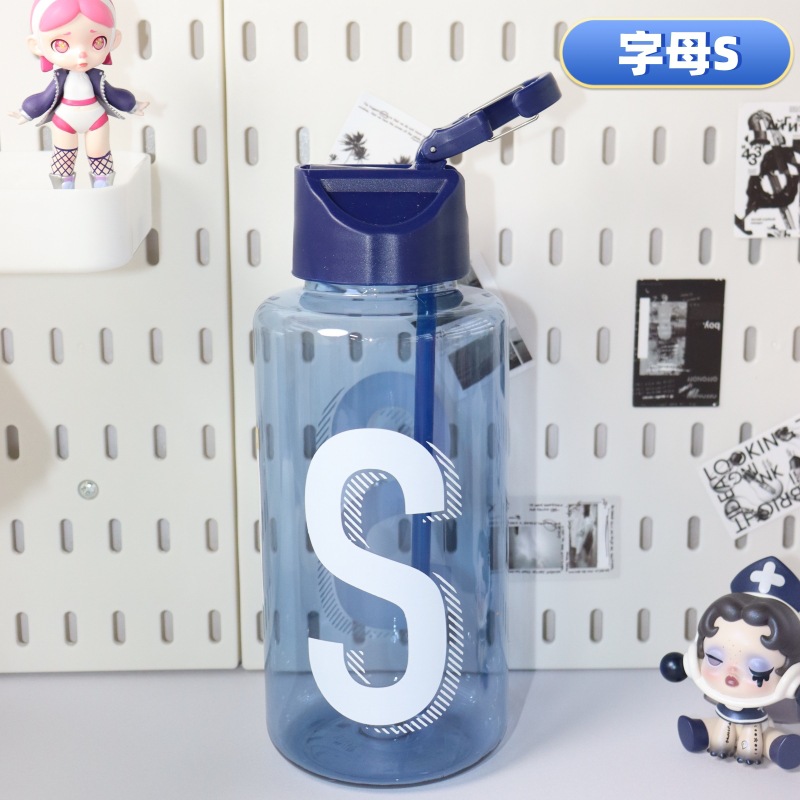 Large-capacity straw water cup for girls, high appearance level in summer, plastic sports and fitness lock buckle, outdoor portable direct drinking water pot Application Scenario