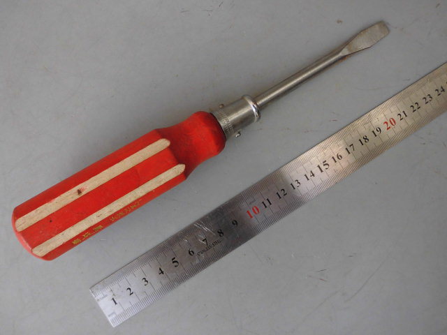 In the 1990s, there were 2-inch, 3-inch, 4-inch, 5-inch, 8-inch to 18-inch flat-head screwdrivers with wooden handles undefined