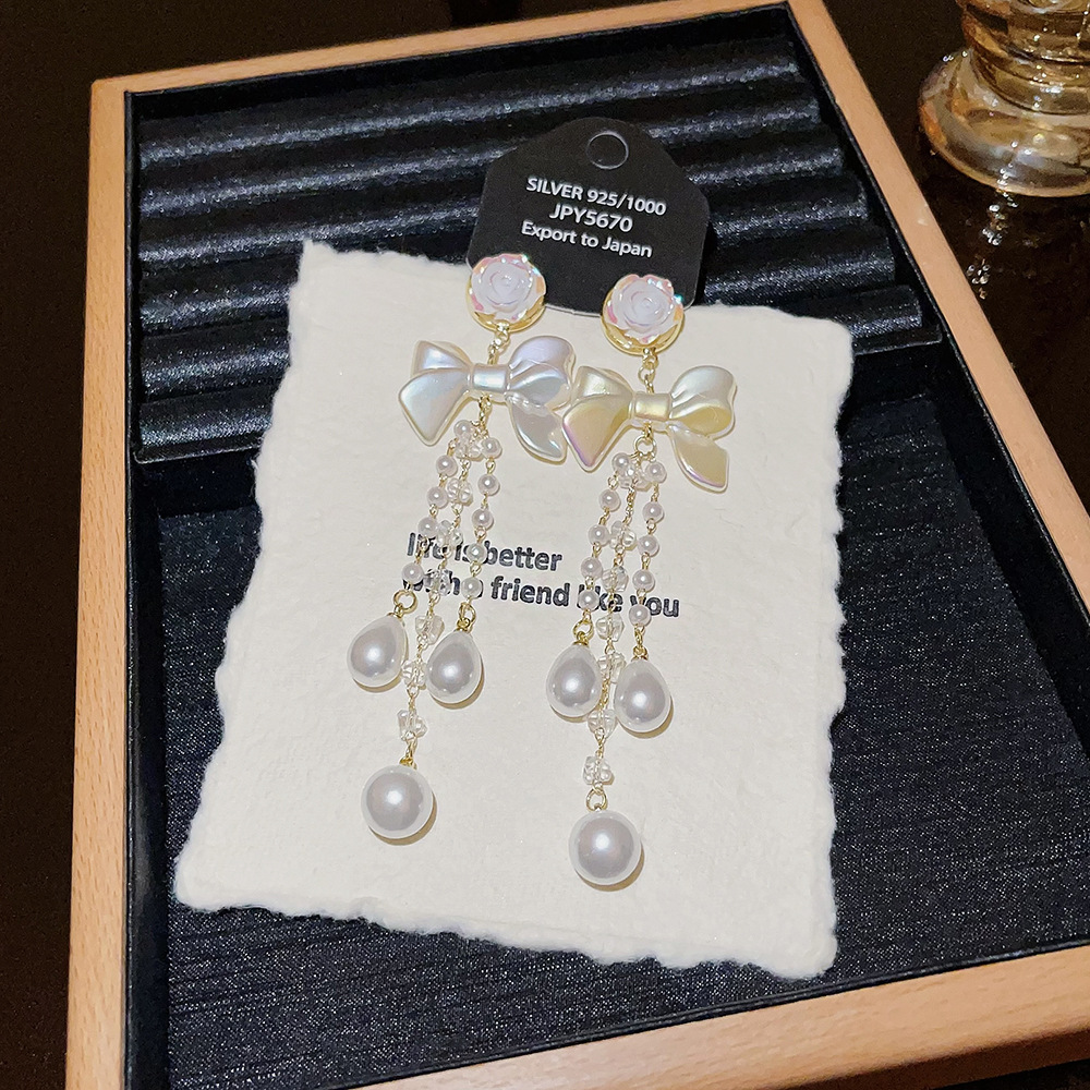 Niche design bow pearl earrings, high-end earrings for autumn and winter, elegant and luxurious style for socialites, flower stud earrings for women Specification drawing