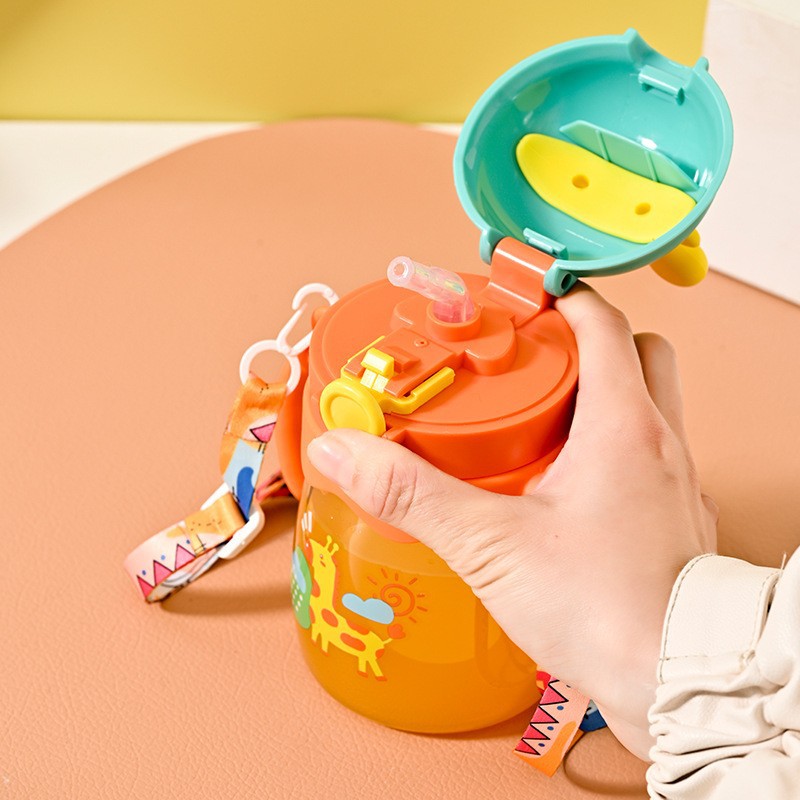 Children's straw milk bottle, baby drinking milk, baby drinking water plastic cup, little antler children's handle-holding learning drinking cup Application Scenario