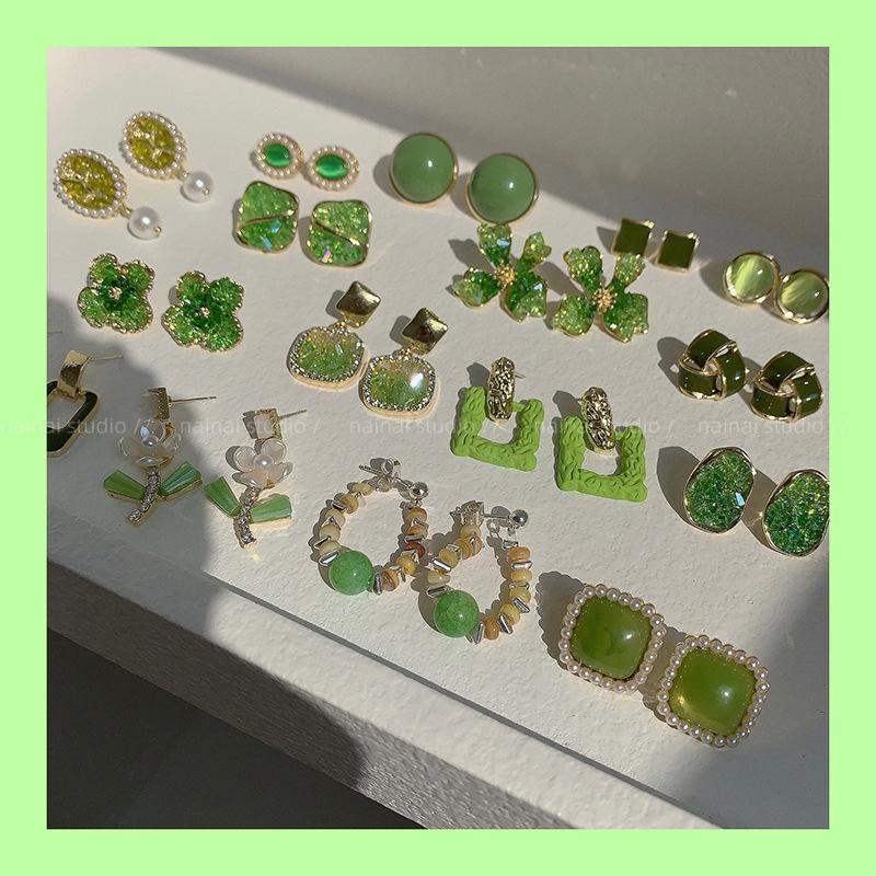 Fresh and clean green stud earrings, a unique and high-end forest-themed crystal earrings, new spring earrings for 2025 full figure