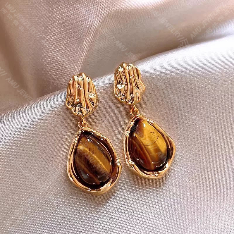 Zhao Lusi's leopard print circle earrings, women's retro tiger's eye stone exaggerated stud earrings, 2024 new bestseller earrings Application Scenario