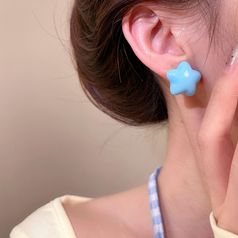 Sweet star-shaped stud earrings for women, elegant and versatile, small and exquisite earrings, a fresh and fashionable niche earpiece from 2025 details Picture