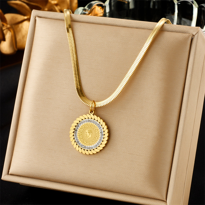 European and American cross-border creative, niche, retro, high-end and elegant portrait print, diamond-encrusted round pendant, snake bone chain necklace full figure