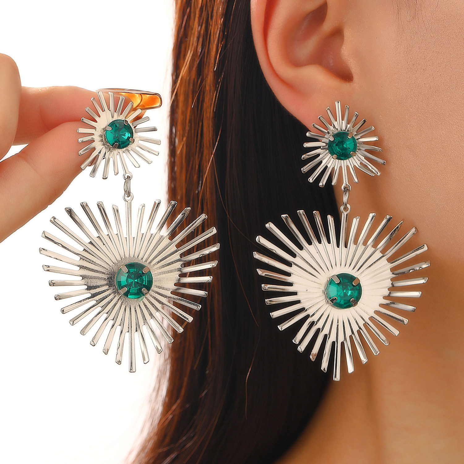 European and American exaggerated diamond-encrusted Bohemian sunflower heart-shaped stud earrings with a light luxury and high-end feel, cross-border earrings wholesale details Picture