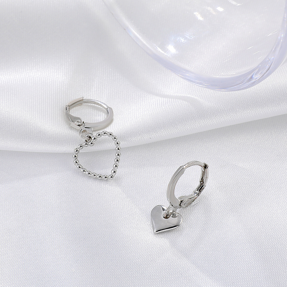 Korean minimalist alloy asymmetrical heart-shaped earrings, Instagram-chic, creative and small heart-shaped stud earrings Application Scenario