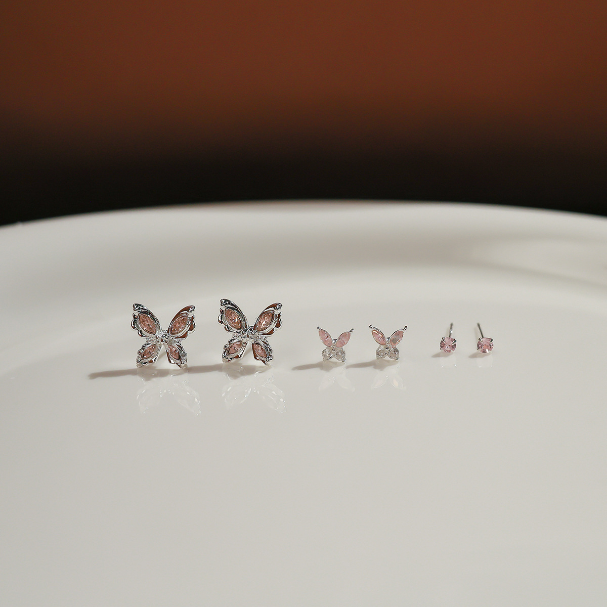 The 2024 new butterfly stud earrings feature a high-end and cold design, exuding a simple and elegant style for trendy women. They are alloy light luxury earrings Application Scenario