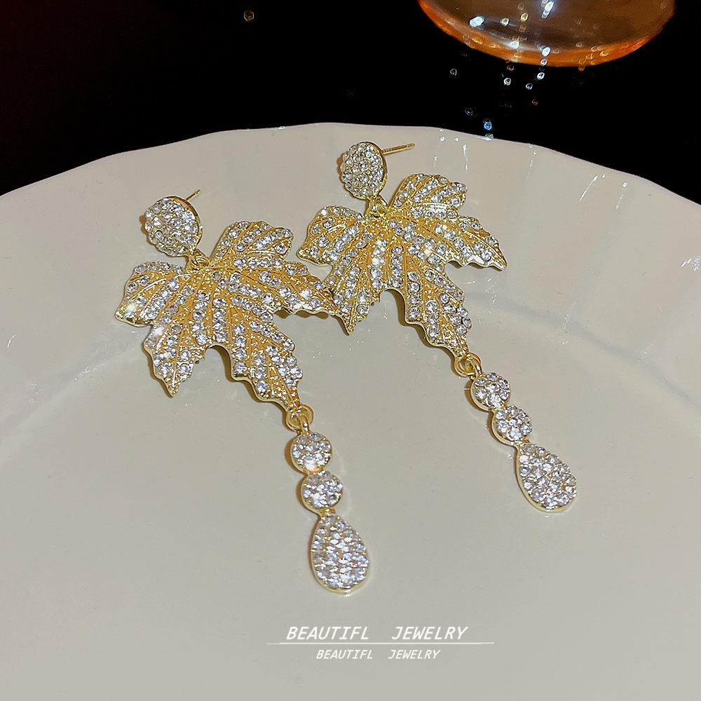Wholesale of fashionable, long, elegant, and niche design maple leaf earrings with tassels, exuding a sense of sophistication and highlighting the face Specification drawing