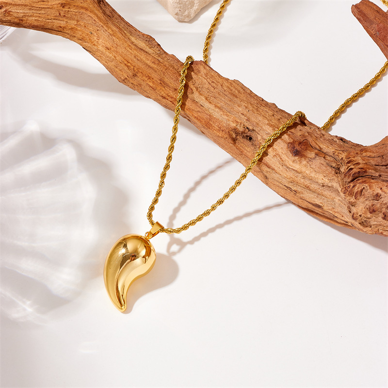 European and American fashionable and individual design retro punk metal titanium steel twist chain water drop pendant necklace details Picture