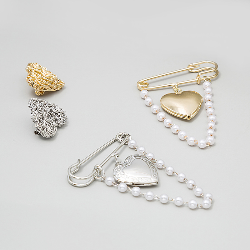 A retro geometric heart brooch with a cold and cool style on Instagram, a fashionable and simple pearl chain two-piece brooch and corsage details Picture
