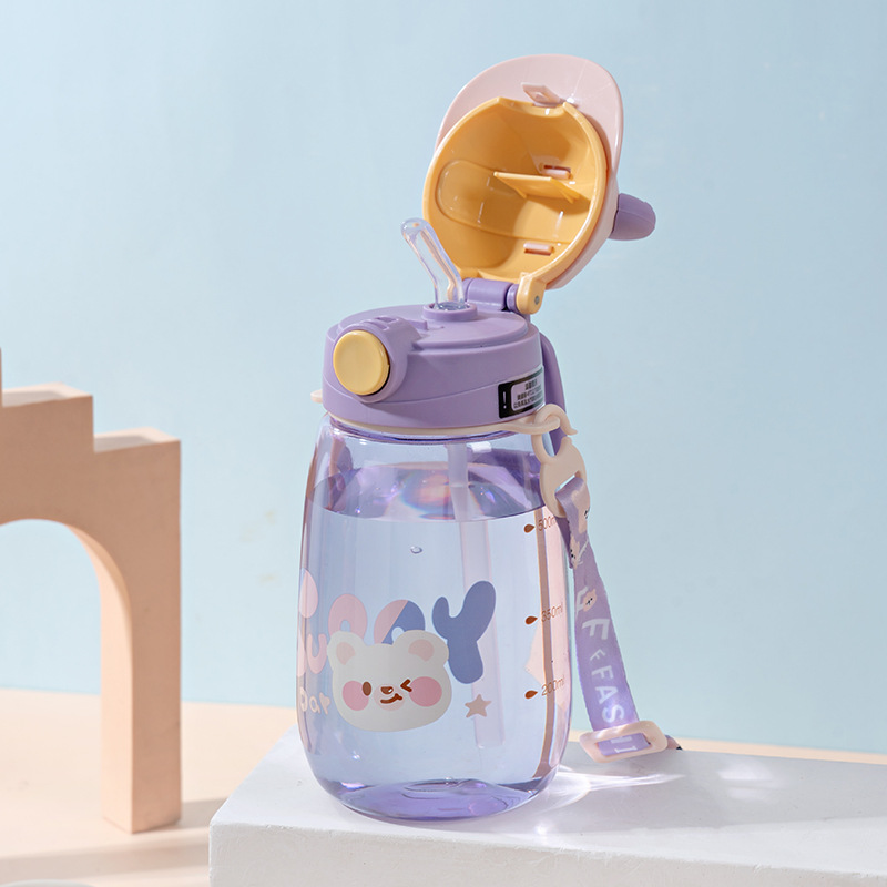 New children's water cups are cute and come with straw cups for kindergartens. They are plastic cups specially designed for primary school students to go to school in summer Application Scenario