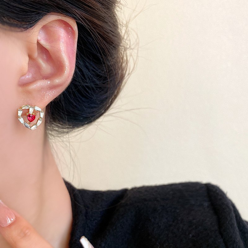 Super ethereal red zircon heart-shaped earrings for women on Instagram, trendy, niche, versatile and personalized earrings for Internet celebrities wholesale Application Scenario