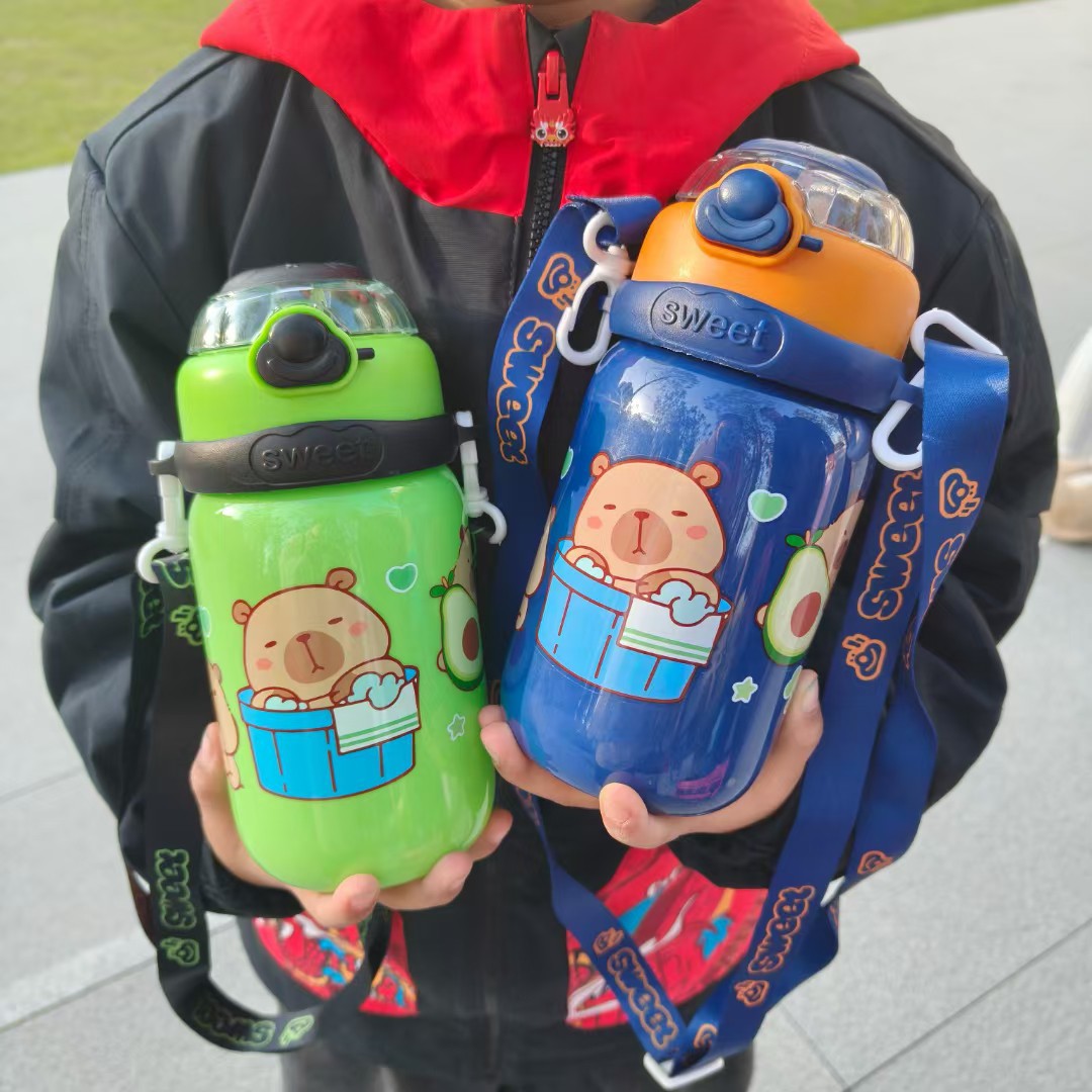 New Capibara plastic cup, children's straw, lock, bouncing cup, cartoon pattern portable crossbody cup Application Scenario