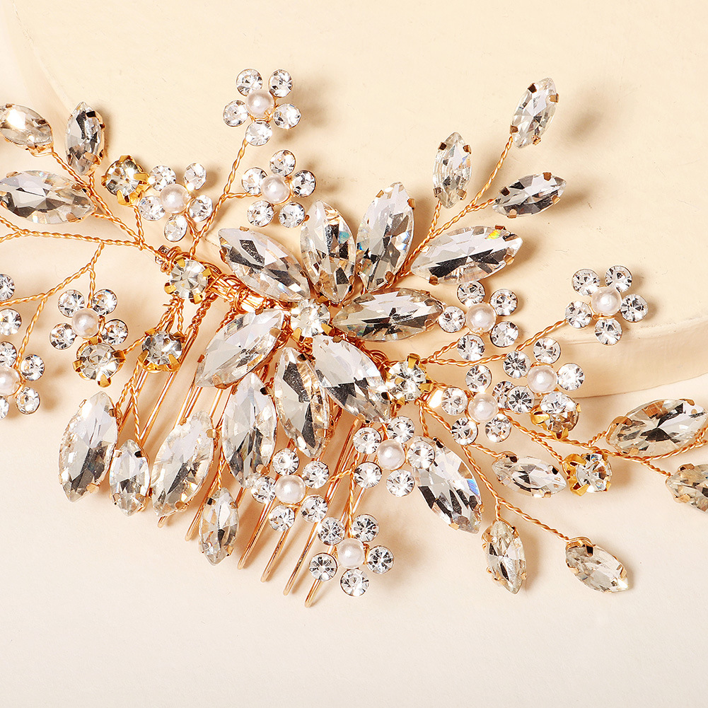 New and popular bride accessories in Europe and America, including wedding gowns, evening gowns, updos, headwear, handcrafted flower-patterned combs, and horseeye rhinestone combs Application Scenario
