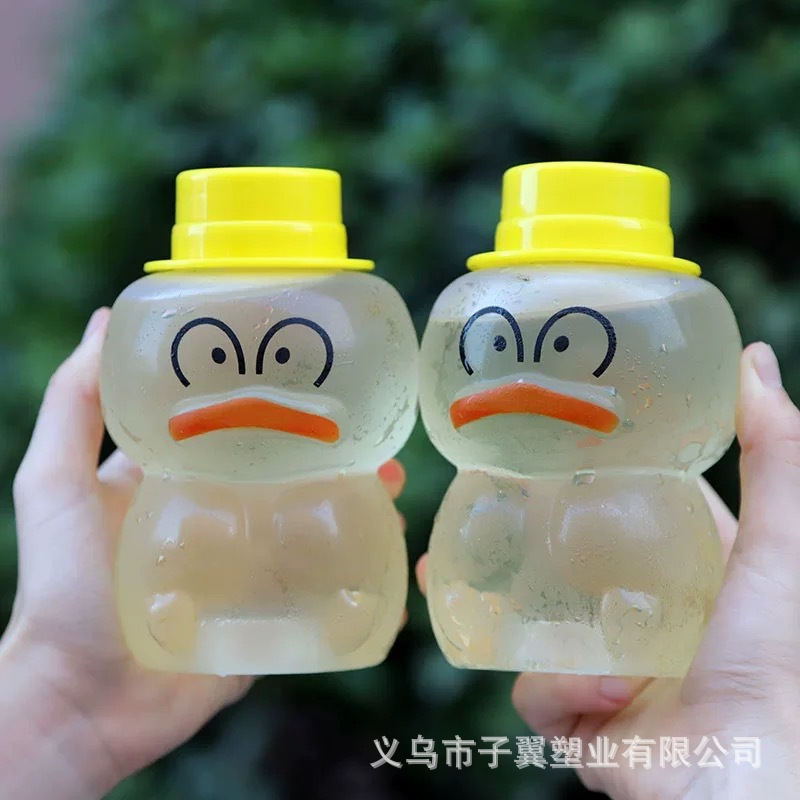 The manufacturer is selling a new type of cute summer little yellow duck juice drink milk tea cup, a popular PET cold drink cup with a lid details Picture