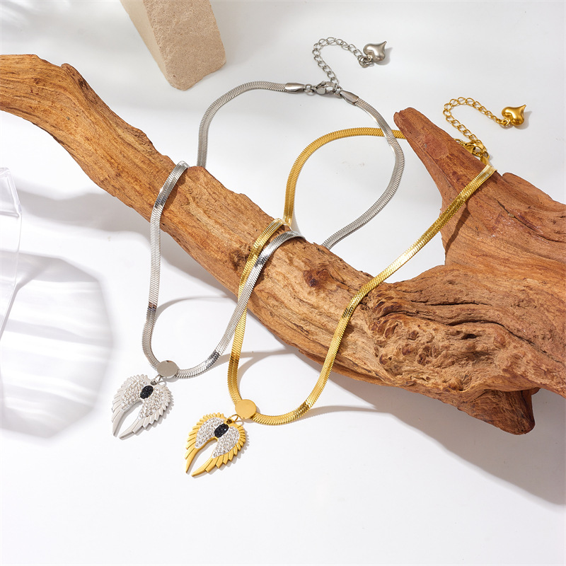 Korean-style fashionable, individual and creative diamond-encrusted wing pendant, blade chain, stainless steel gold-plated necklace full figure