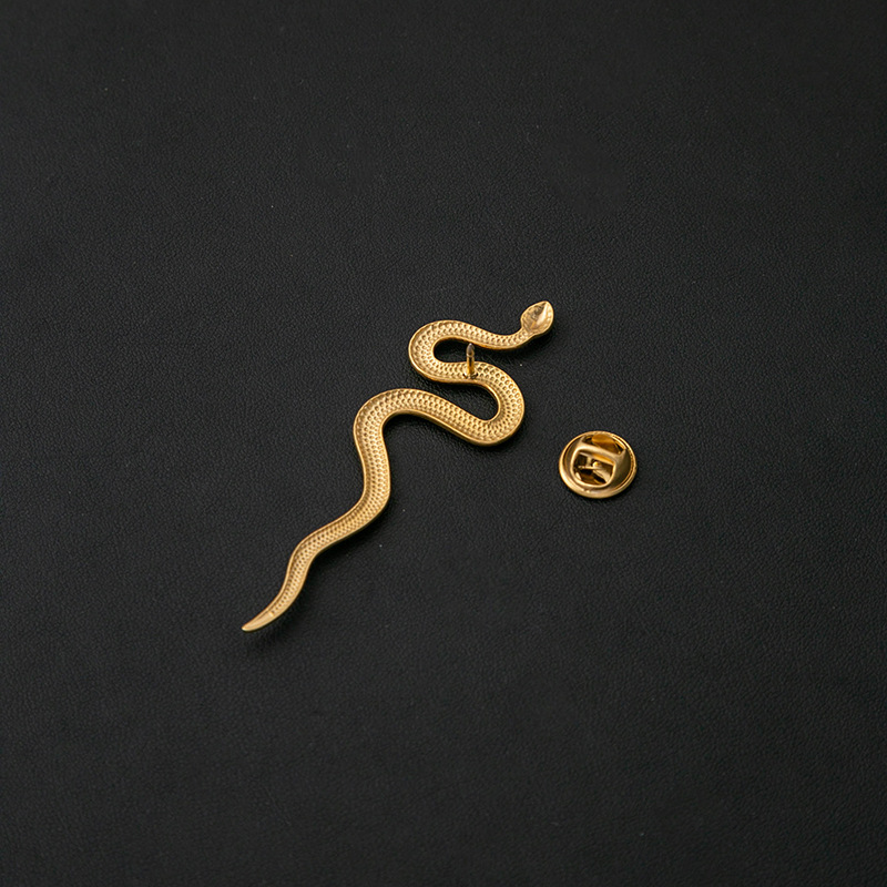 Wholesale of cross-border exaggerated snake-shaped brooches from Europe and America, with a creative and individualistic cold style and versatile animal clothing accessories Application Scenario