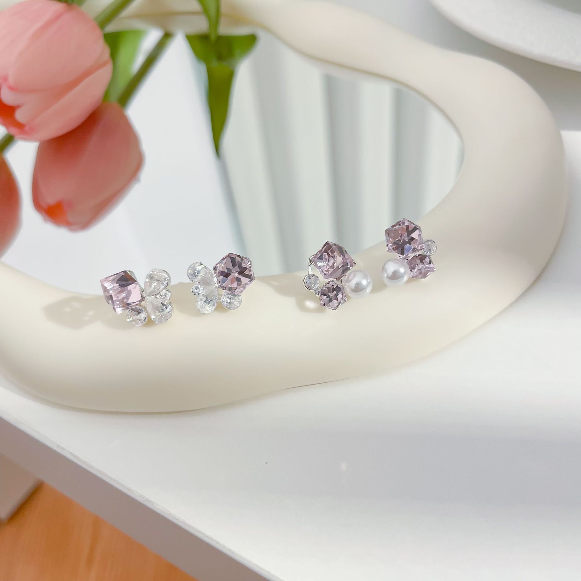 The dazzling ice crystal sugar stud earrings for women, with a light luxury and elegant design sense, are super dazzling and three-dimensional, and are gentle pink earrings Specification drawing
