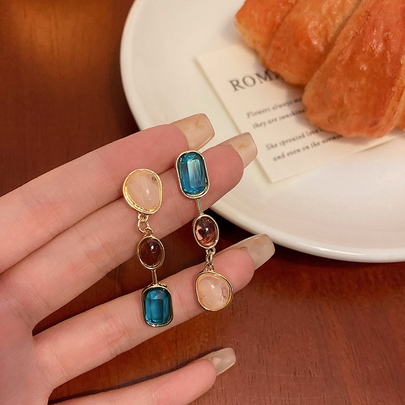 French-style retro colored gemstone earrings, mid-style color contrast, niche fashion and versatile tassel stud earrings full figure