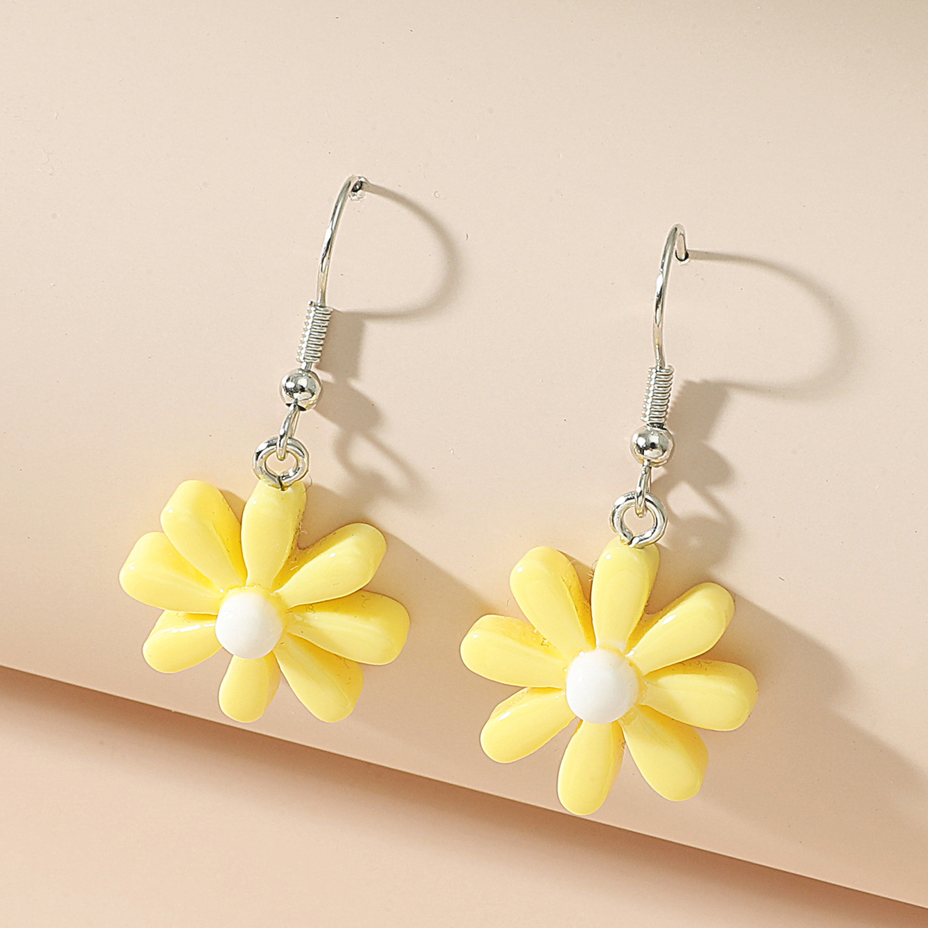 Korean style elegant resin Daisy earrings 2023 new summer fashion Internet celebrity flower stud earrings women's accessories details Picture