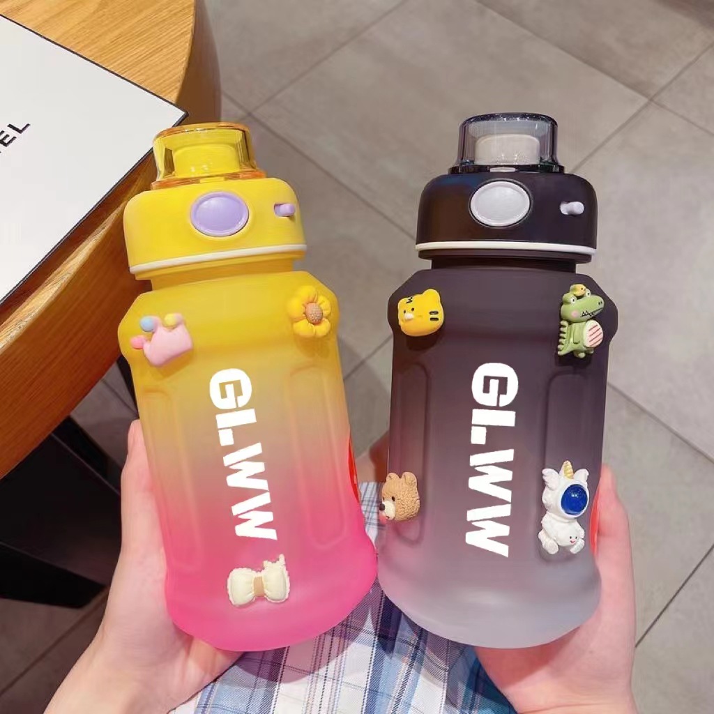 Gradient color simple plastic cup, high appearance level, portable sports water bottle for boys and girls, straw cup, couple's casual cup Application Scenario