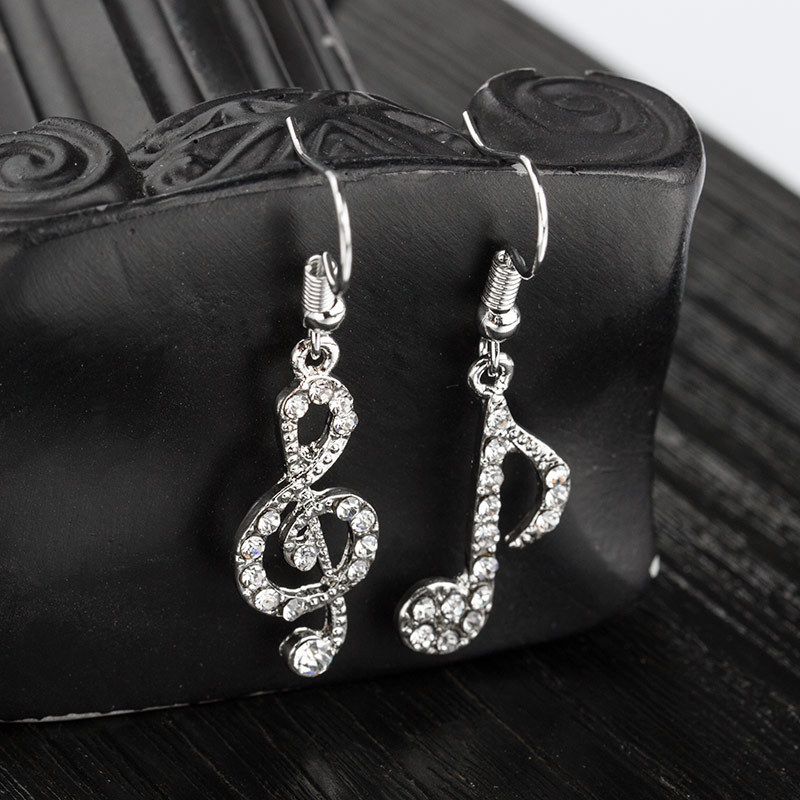 Japanese and Korean popular diamond-encrusted musical note asymmetrical earrings, student girl shining personality music symbol accessories full figure