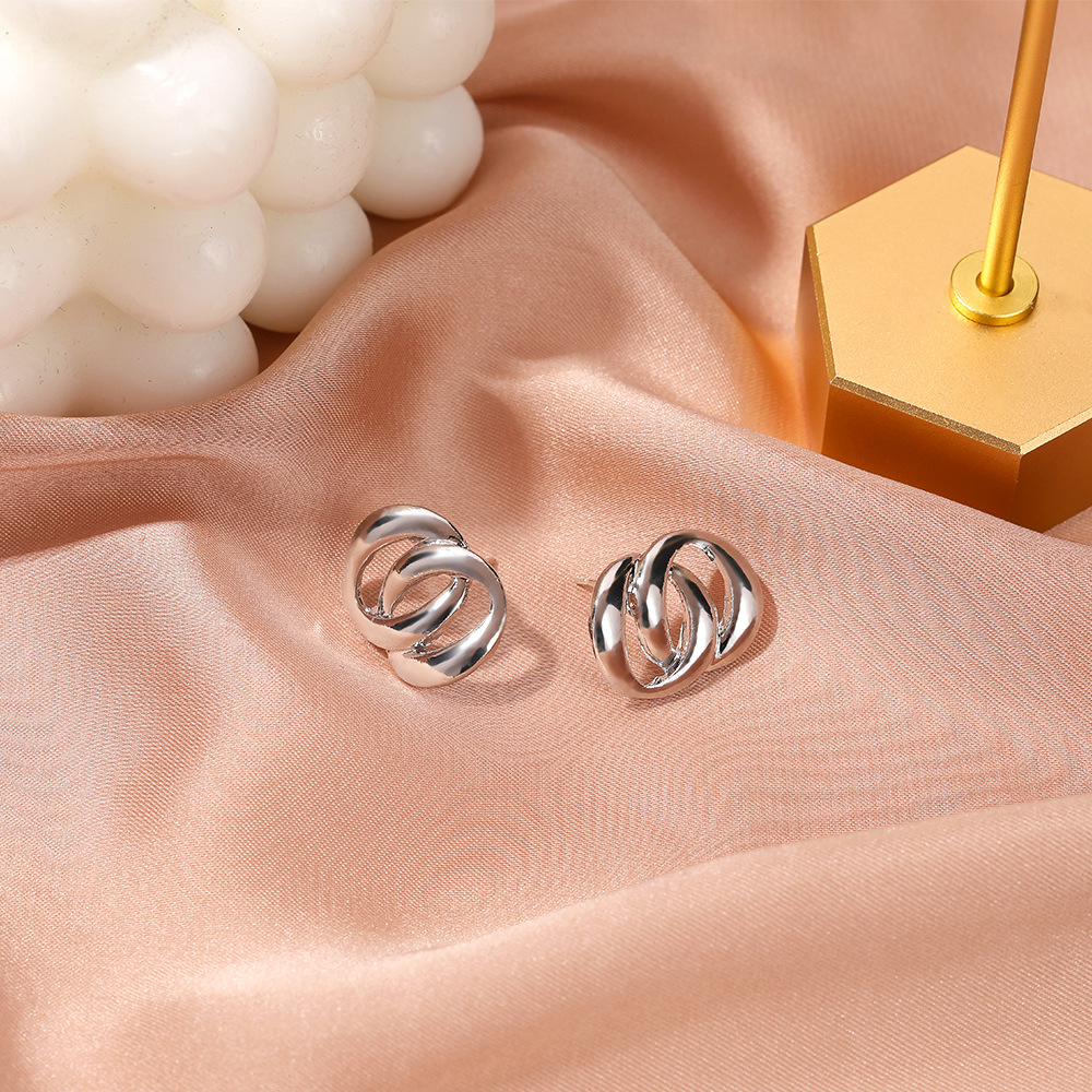 New European and American minimalist loop stud earrings, cold style retro alloy geometric earrings, cross-border trendy accessories wholesale Application Scenario