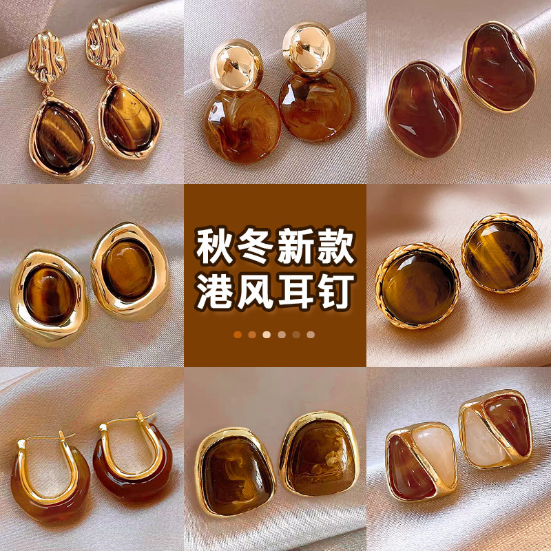 Cross-border bestseller autumn and winter coffee-colored high-end stud earrings for women, new 2024 trendy and stylish earrings, retro Hong Kong-style earrings full figure