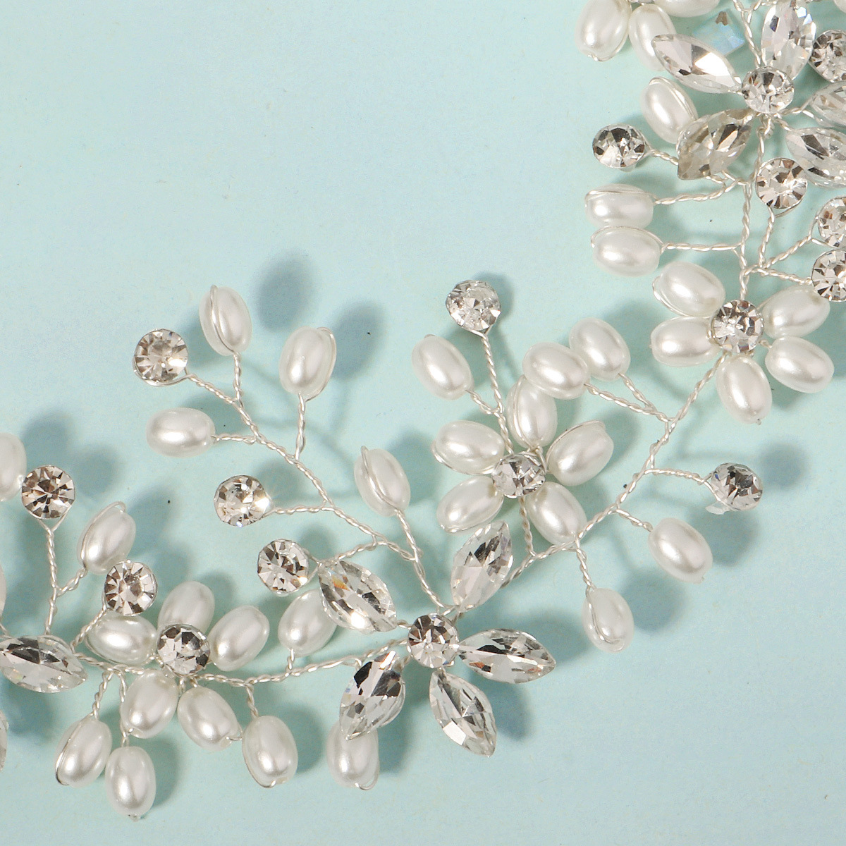 Water diamond and pearl bride's hair bun, wedding banquet, hair accessory, hair band, women's high-end style, versatile, handcrafted beaded comb Application Scenario