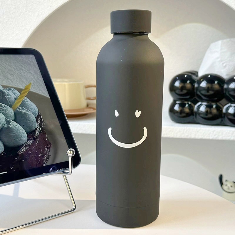 New portable cup, cold and heat preservation cup, ins smile, simple smiling face, portable heat preservation cup, stainless steel student water cup Application Scenario