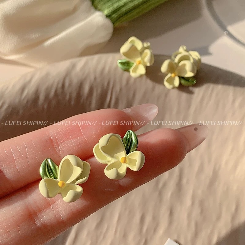 Fresh green gradient stud earrings for women, new style in 2025, sweet and versatile flower earrings, high-end zircon earrings details Picture