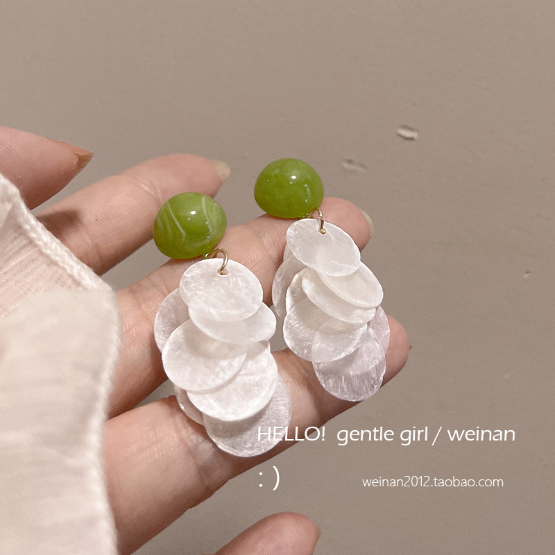 The shell tassel earrings are a must-have for women in spring and summer. They are a new 2024 bestseller with a touch of elegance and a sense of luxury and sophistication full figure