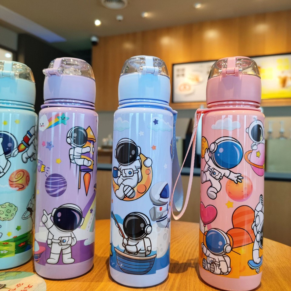 Cross-border space astronaut straws, plastic cups, plastic lifting ropes, fitness sports space cups, student and adult travel cups Application Scenario