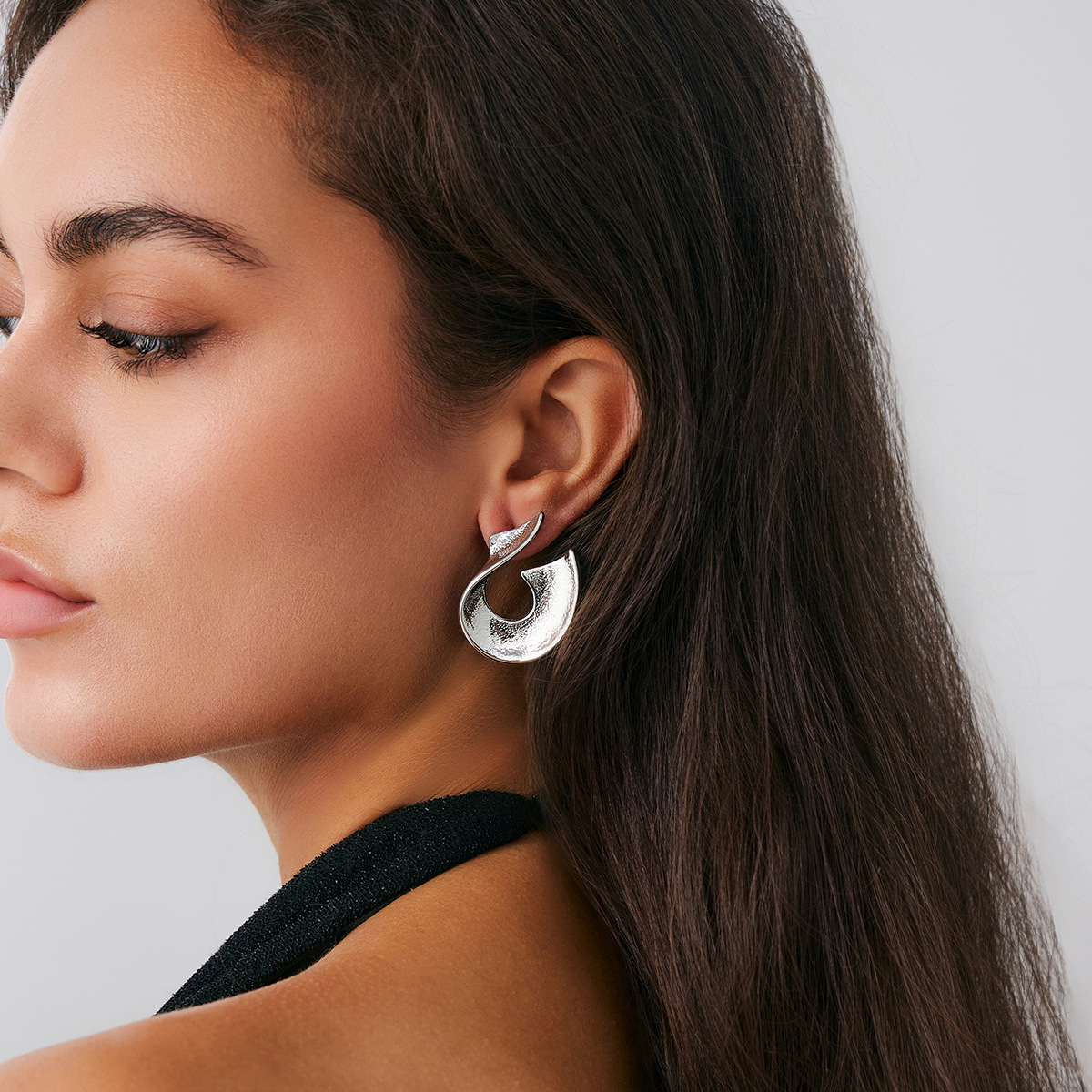 Exaggerated vacation style earrings European and American conch symbol personalized stud earrings cross-border geometric retro earrings for women Application Scenario