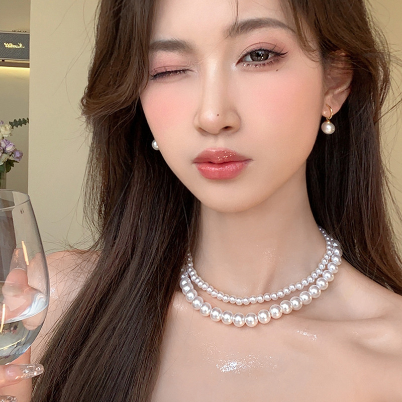 French retro pearl necklace for women, light luxury and niche collarbone chain, 2023 new bestseller, high-end neckchain, plain chain details Picture