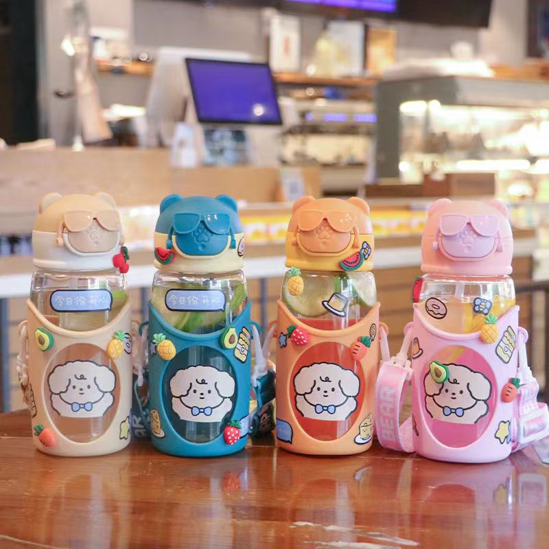New cute cartoon children's straw plastic cup, environmentally friendly and drinkable, fashionable and portable student glasses bear water cup full figure