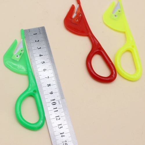 The household plastic-handled abdominal and intestinal knife for chickens, ducks, geese and pigs is a small and practical tool for killing fish. It can be used all the way through Application Scenario