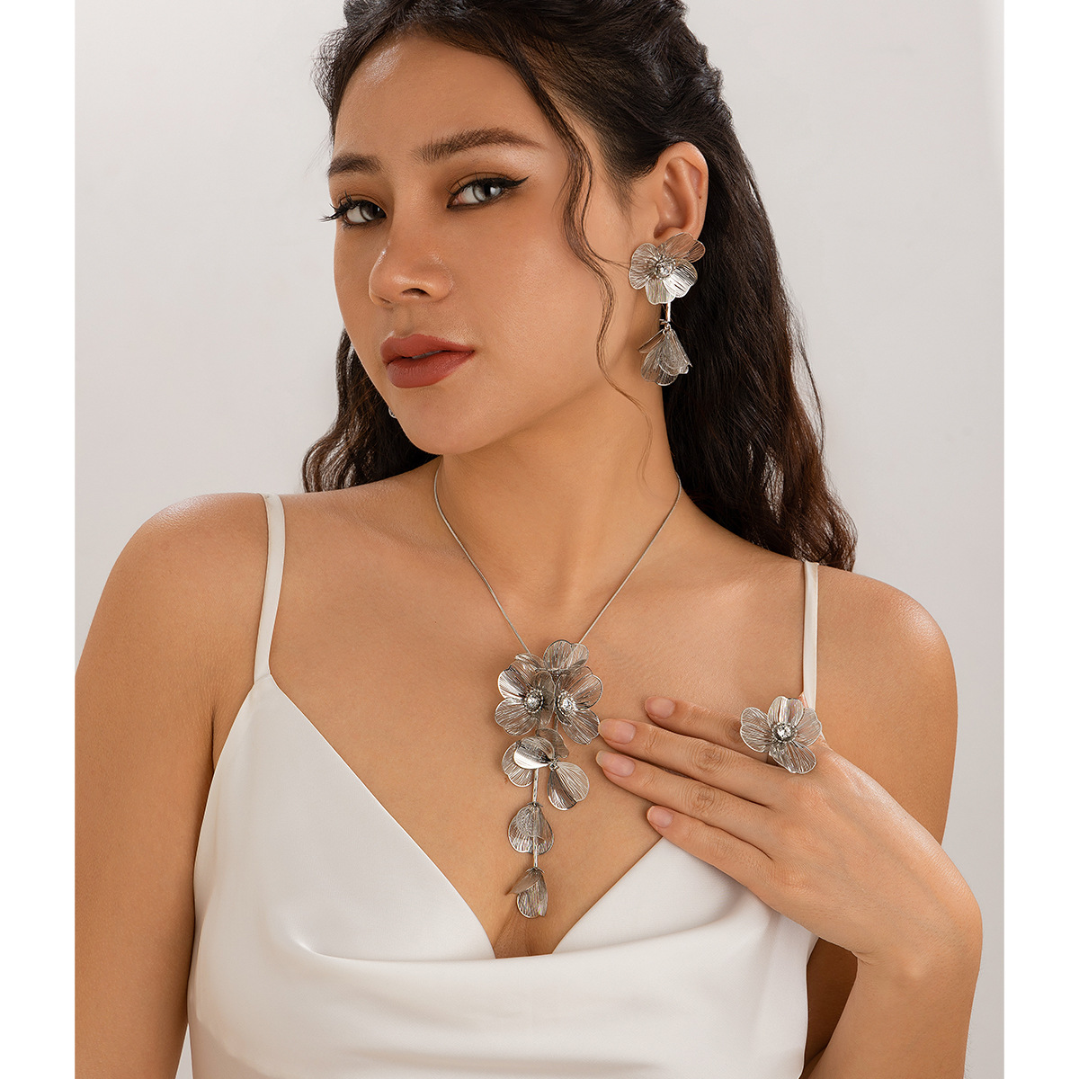 European and American cross-border jewelry, three-dimensional flower pull-out, niche choker, retro ginkgo leaf collar, flower necklace for women details Picture