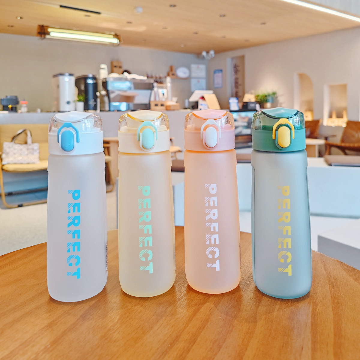 Simple and sporty water cup with English anti-drop one-button pop-up lid, plastic cup for making tea and drinking directly, summer portable space cup wholesale details Picture