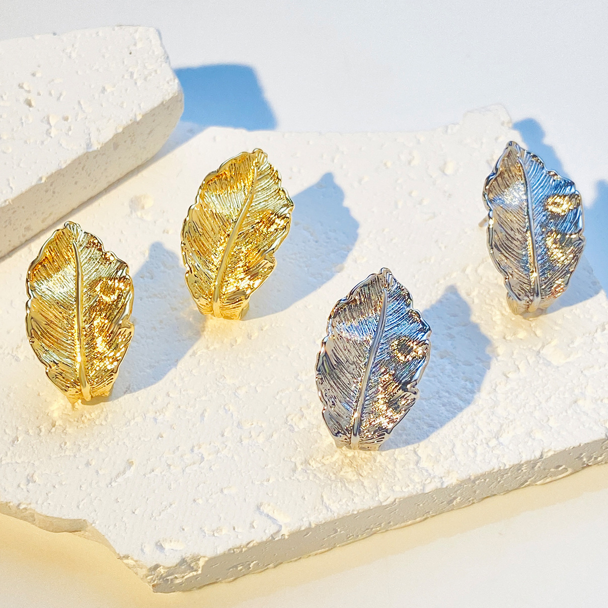 European and American InS-style golden leaf stud earrings, women's unique and elegant three-dimensional texture leaf earrings, cross-border fashionable earrings full figure