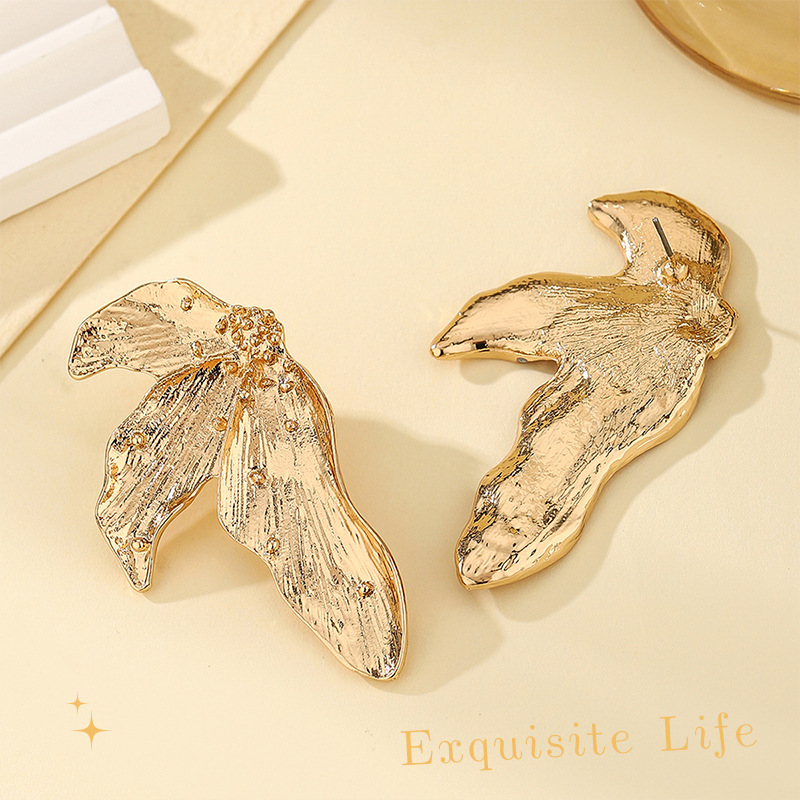 European and American retro exaggerated leaf three-dimensional ear studs, cold style alloy design sense earrings, cross-border accessories, fashionable earrings Application Scenario