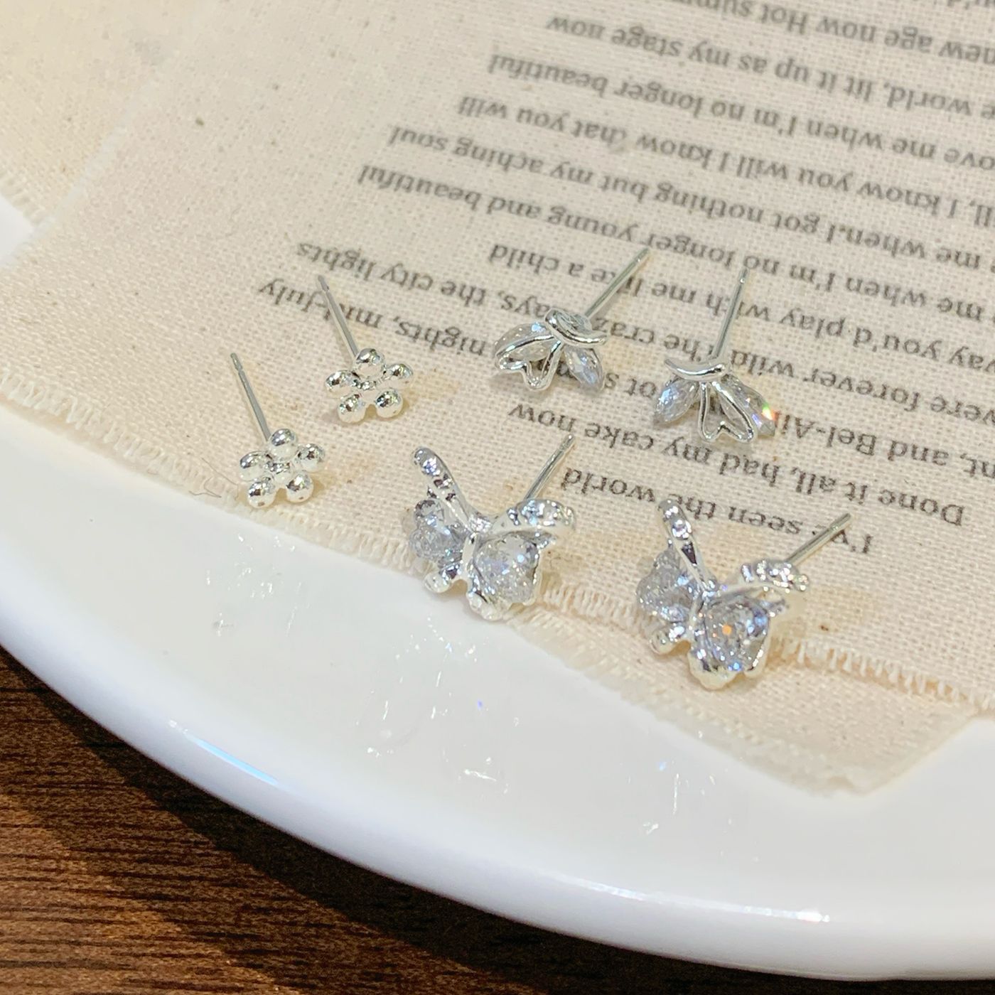 Fresh and sweet silver butterfly stud earrings set for women, small, simple and elegant, versatile for daily use, student earrings Application Scenario